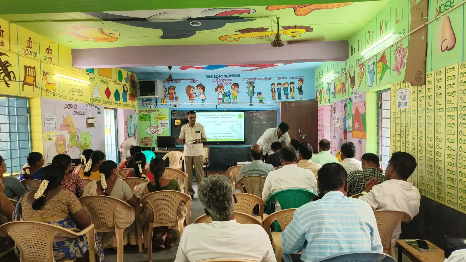 Mr. S.Senthilkumar, Senior Lecturer, inaugurating the Block-Level Training Programme on the New Textbooks for Classes 1–3 at Morappur Block. (2)