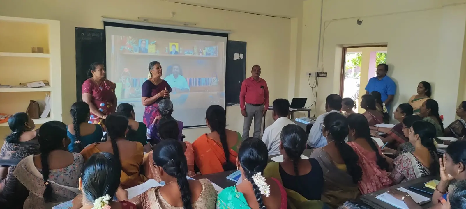 Mrs. R.Manimala, Lecturer, inaugurated the Block-Level Training Programme on the New Textbooks for Classes 1 to 3 at Pappireddipatti Block.